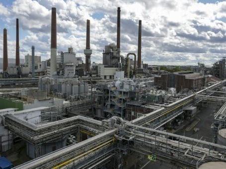 Chemicals firm BASF urges EU to cut red tape as profit dips